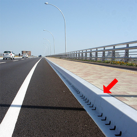 道路の脇にある鋼製排水溝はNTAC-3Gで塗装されています。