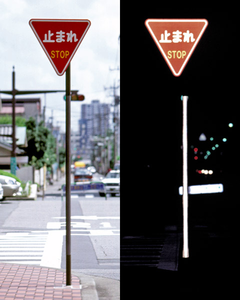 ピカポールの止まれの道路標識用支柱は、昼間は茶色ですが、夜間ライトが当たると支柱の特殊加工処理をした中央部分白く反射します。